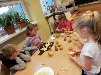dzieci przygotowują posiłek