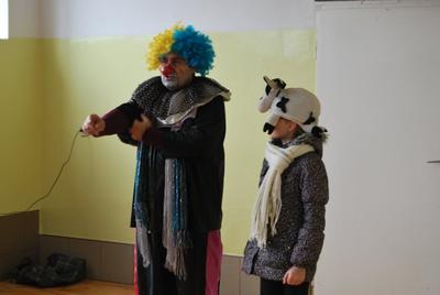 Lekcja przyrody..., Marcysia naśladuje krówkę.
