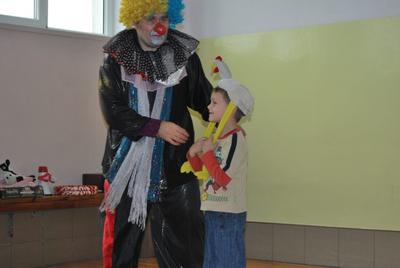 Lekcja przyrody..., Kamil naśladuje koguta.