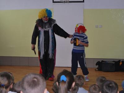 W pojedynku sportowym z Waldusiem naszą szkołę reprezentowała Martynka i ... Kacper.