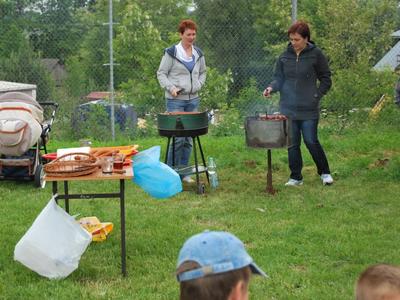 Zapach pieczonej kiełbaski rozchodził się po całym boisku.