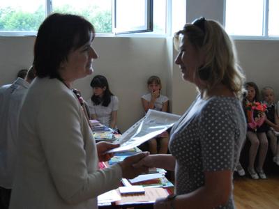 Pani Mariola Solak odbiera List Gratulacyjny dla Rodziców Najlepszych Uczniów.