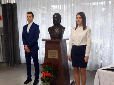 złożenie kwiatów pod pomnikiem Staszica