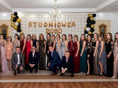  uczniowie podczas studniówki 2020