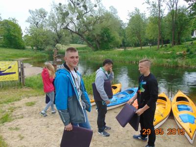 uczniowie przygotowujący się do spływu kajakowego