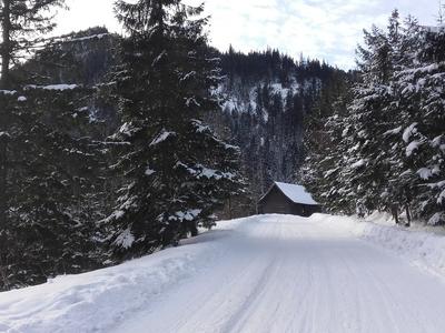 widok chatki w drodze na Morskie Oko