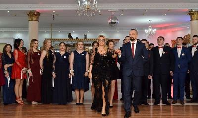 polonez w wykonaniu dyrekcji, wychowawcy i uczniów