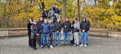 Młodzież z opiekunami w Muzeum Romantyzmu