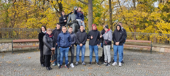 Młodzież z opiekunami w Muzeum Romantyzmu