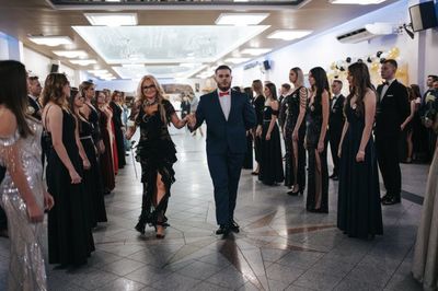 uroczyste otwarcie balu przez Panią Dyrektor - Zdjęcia Katarzyna Młodzianowska (Magia aparatu)