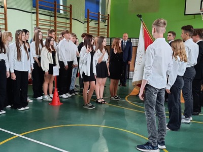 Uczniowie klas pierwszych podczas ślubowania