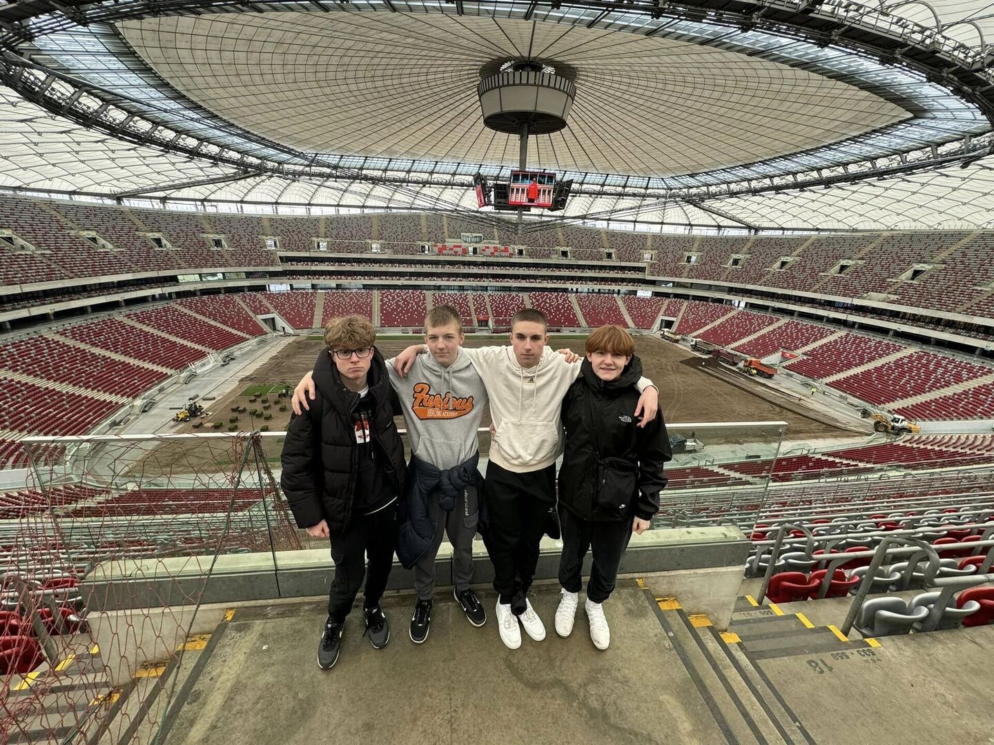 Stadion Narodowy uczniowie z klasy 2TM na tle płyty stadionu