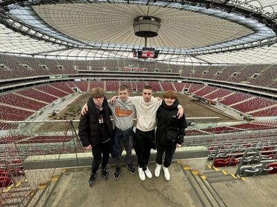 Stadion Narodowy uczniowie z klasy 2TM na tle płyty stadionu