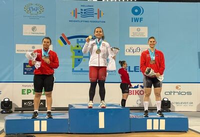 foto Julii z medalem złotym ze strony Polish Weightlifting Federation 1925-2025 