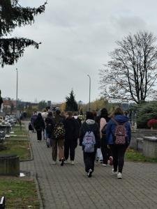 odwiedziny grobów zmarłych na cmentarzu komunalnym
