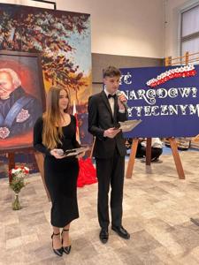 Prowadzący uroczystość uczniowie