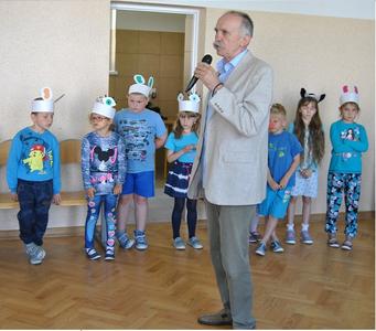 Pan dyrektor przywitał wszystkich zebranych i zaprosił do obejrzenia Festiwalu Talentów.
