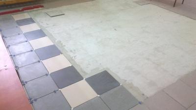 Remont posadzki rozpoczęty - fragment szchownicy już się zarysowywuje...