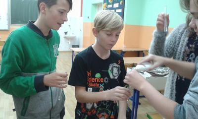 Badanie odczynu różnych roztworów za pomocą wskaźników - warsztaty chemiczne