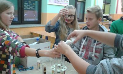 Badanie odczynu różnych roztworów za pomocą wskaźników - warsztaty chemiczne