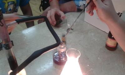 Spalanie magnezu w tlenie na warsztatach chemicznych.