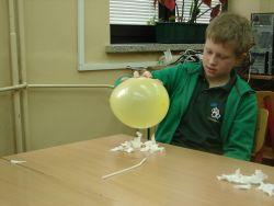 Tańczące papierki - zjawisko magnetyzmu.