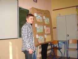 Dominik przedstawia komiks w języku angielskim.