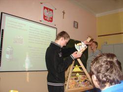 Mateusz prezentuje piramidę żywieniową.