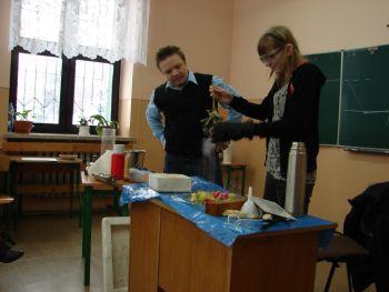 Taka piękna walentynkowa róża, a Justynka zmienia ją w kruchy szklany przedmiot, który na dodatek zmiażdży w dłoni.