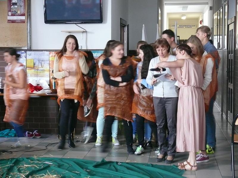 Cała klasa pierwsza śpiewająca urywek artykułu z gazety biologicznej.