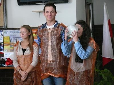 Trójka klasowa pijąca mleko z symbolicznego kielicha.