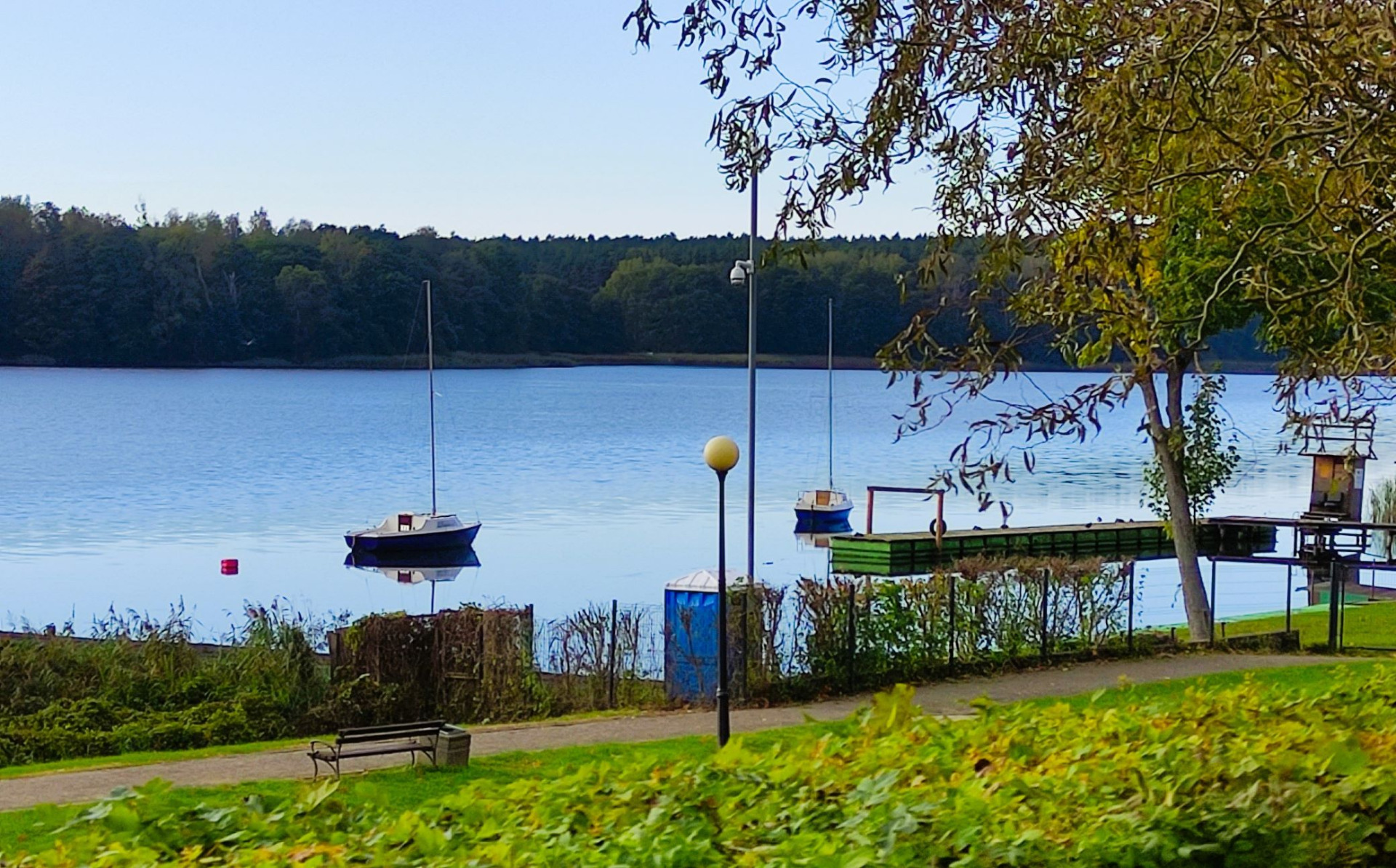 Jezioro i przystań, nad którym znjaduje się Szkołą Podstawowa.