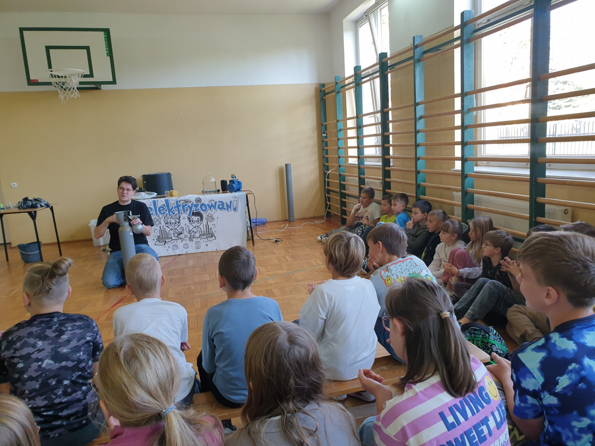Spektakl edukacyjny „Fizyka wszędzie styka” w szkole