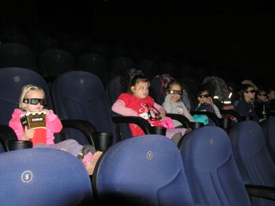 Uczniowie w kinie na filmie Renifer Niko ratuje brata