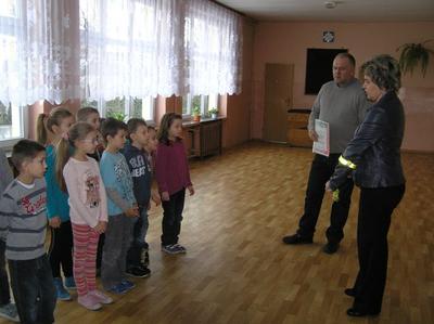 Pierwszaki odbierają nagrody z konkursu na Najsympatyczniejszą Klasę I