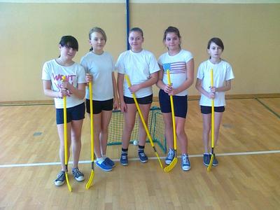 Dziewczęta z klasy VI i V - zawodniczki turnieju