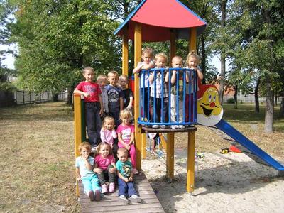 Przedszkolaki na placu zabaw