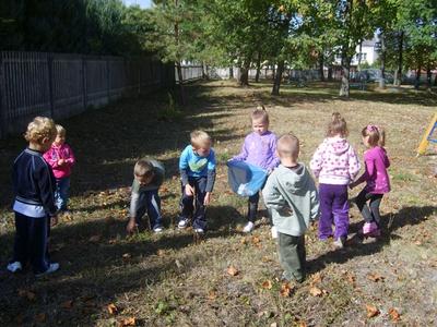 Przedszkolaki porządkują teren wokół Przedszkola