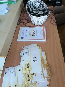 Na zdjęciu numery startowe, dyplomy i medale przygotowane przez organizatorów.