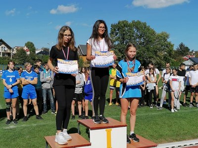 Na zdjęciu nasze uczennice stojące na podium.