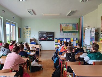 Na zdjęciu uczniowie podczas realizacji projektu.