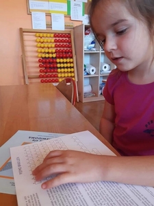 Na zdjęciu uczennica podczas zajęć.