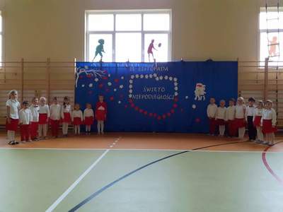 Na zdjęciu uczniowie podczas występu.