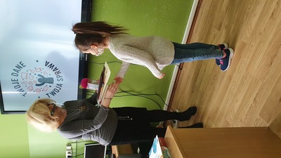 Na zdjęciu Pani Dyrektor wręcza nagrodę uczennicy.