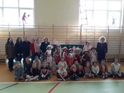 Na zdjęciu wszystkie kobiety będące tego dnia w szkole: dyrekcja, nauczycielki, pracownicy, uczennice.