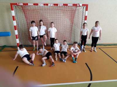 Na zdjęciu uczniowie kl. 2 podczas zajęć w-f prezentują swoje kolorowe skarpety.