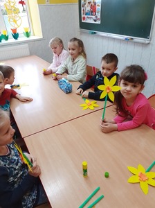 Oddział przedszkolny i żonkile wykonane przez dzieci.