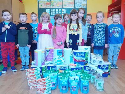 Uczniowie oddziału przedszkolnego wraz z nagrodą.