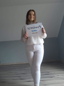 Uczennica klasy 7 w scence przedstawiającej cztery żywioły: powietrze, ogień, woda i ziemia.