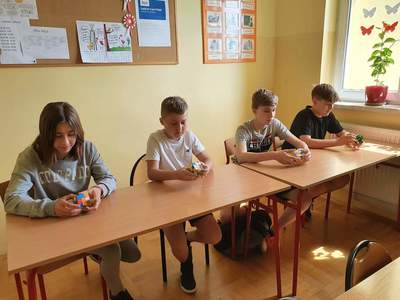 ZAWODY "LOGIKA Z KOSTKĄ RUBIKA"